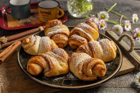 Ароматные сладкие булочки с корицей и изюмом