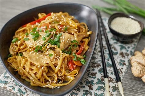 Добавление ингредиентов и сборка ароматной wok лапши с нежной курицей