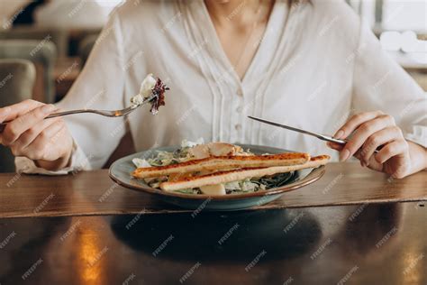 Значение сна, где женщина обедает кусочком пищи: осмысление главных символов