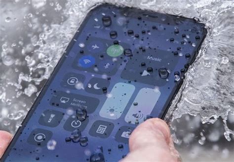 Изменения, происходящие с iPhone 11 при попадании его в воду
