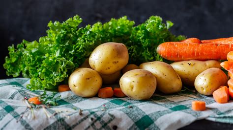 Нарезаем овощи для богатого аромата и разнообразного вкуса ухи