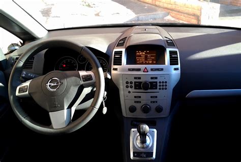 Основные нюансы настройки времени в автомобиле Opel Zafira B 2007 года