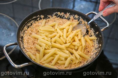 Паста с греческим соусом и кусочками копченой рыбы