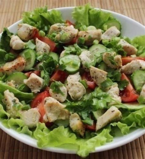 Пикантная смесь из обжаренной курицы и свежих овощей