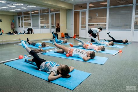 Поддержание активности и выполнение физических упражнений для укрепления здоровья и двигательных навыков