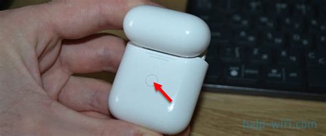 Шаг 2: Открытие кейса Airpods и активация режима сопряжения